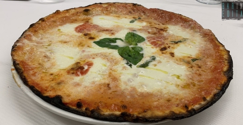 Sottile, meno lievitata e con il bordo basso e croccante: � la pizza in versione "barese"